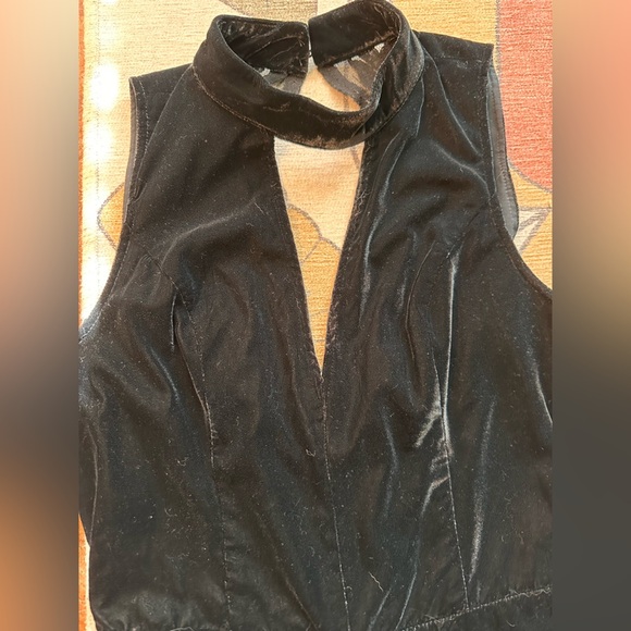 Abercrombie & Fitch High Neck Velvet & Lace V-Neck Romper. Size 0. - Picture 5 of 11